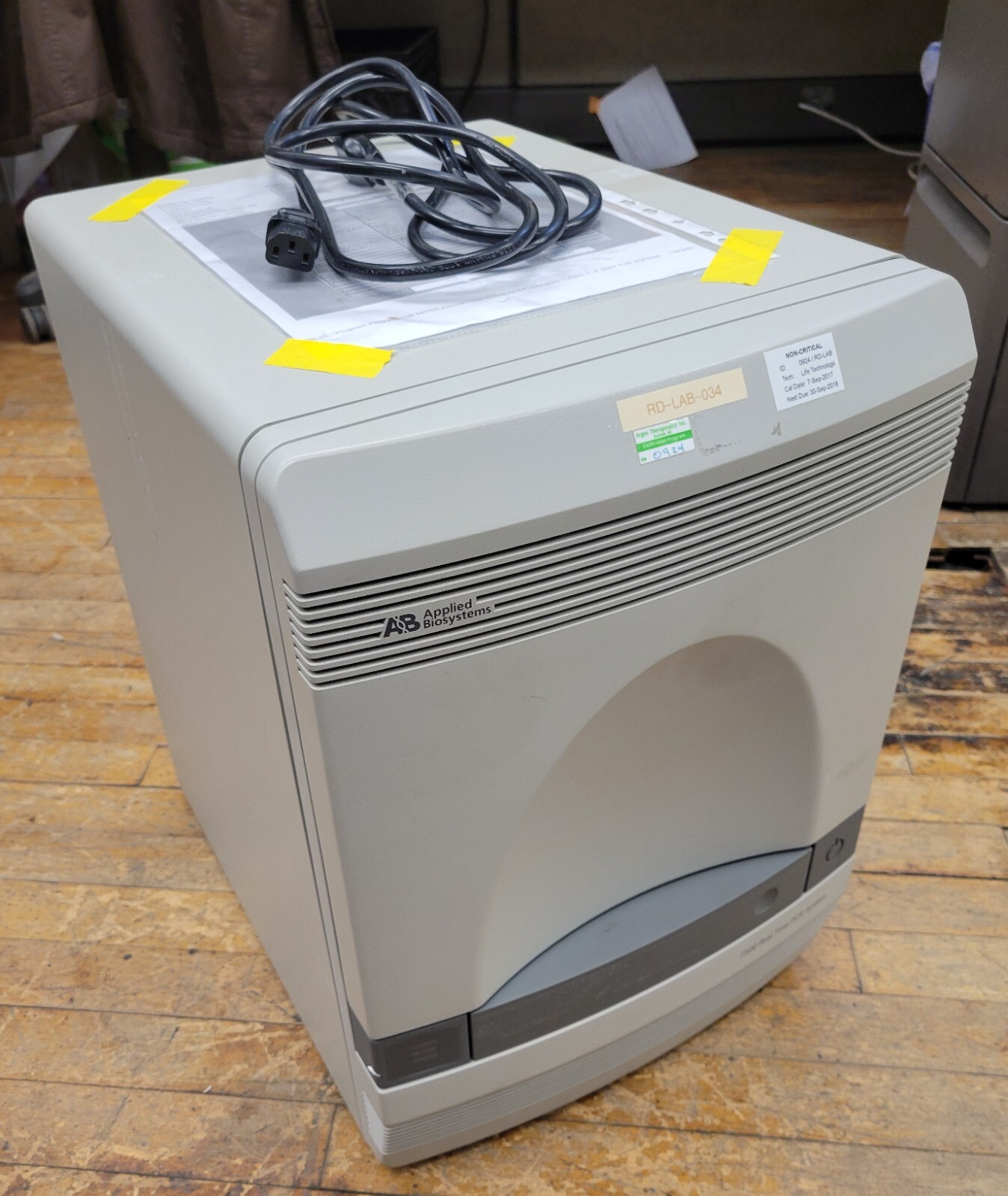 Applied Biosystems 4345241 7500 Real Time PCR System 100-240VAC 50/60Hz 1080W
