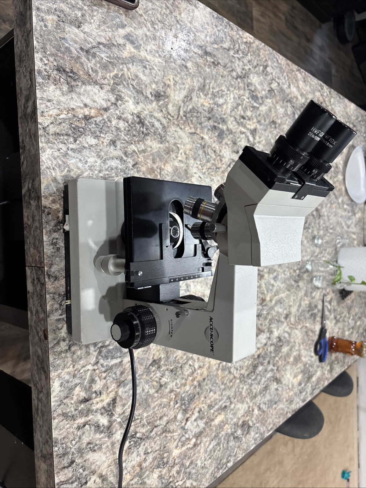 AccuScope 3004 Series Microscope Three Lenses 120V 60Hz