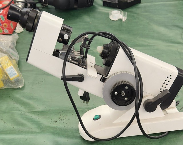 TOWOO LENSMETER / LENSOMETER -GOOD CONDITION